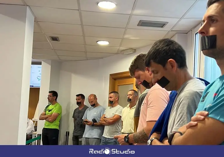 La Polic&iacute;a Local de Torrelavega ha accedido al Pleno con la boca tapada como parte de su reivindicaci&oacute;n