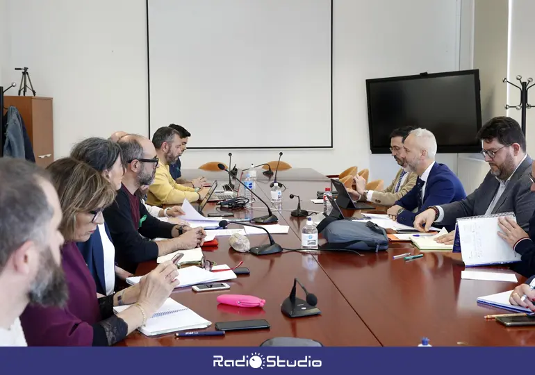 Imagen de archivo de una reuni&oacute;n entre Consejer&iacute;a y Junta Docente | Foto: Gobierno