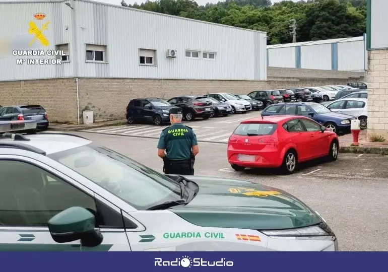 Guardia Civil en el pol&iacute;gono Mies de Molladar, en Cartes