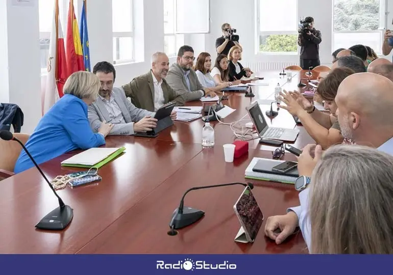 Reuni&oacute;n de la Consejer&iacute;a de Educaci&oacute;n y la Junta Personal Docente | Foto: Gobierno
