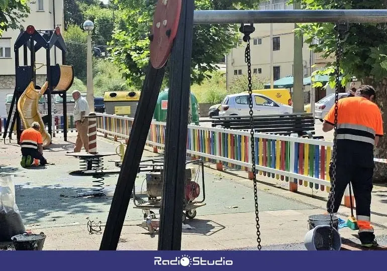 Han comenzado los trabajos de mejora en parques infantiles en Torrelavega | Foto: Ayuntamiento