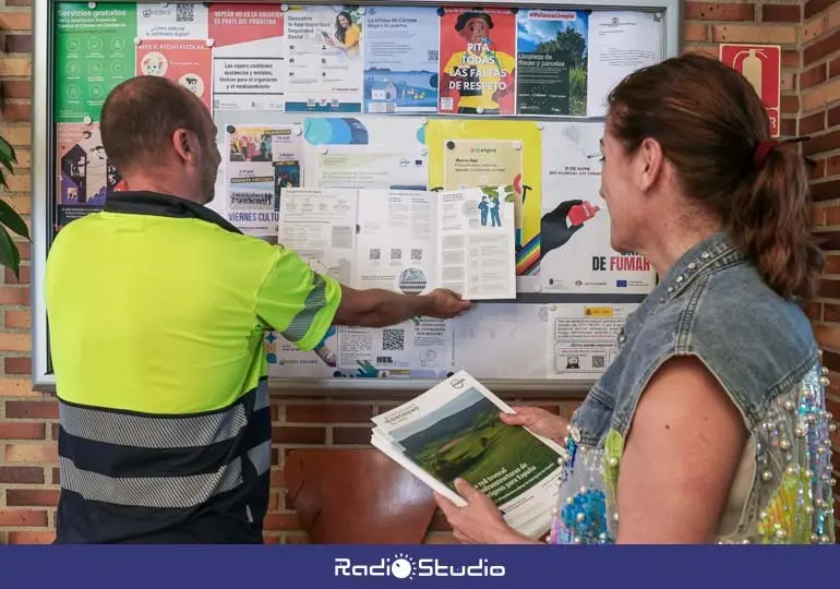 La alcaldesa, Rosa D&iacute;az, ayuda a un funcionario a colocar los carteles anunciadores de las jornadas informativas sobre el proyecto de hidr&oacute;geno verde en Polanco | Foto: Ayuntamiento