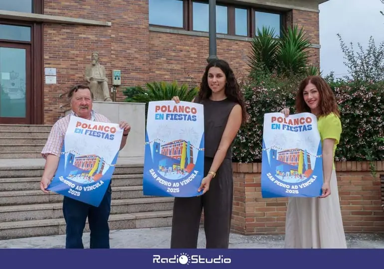 Zoe Galdeano Ricciardiello muestra el cartel anunciador de San Pedro Adv&iacute;ncula de este a&ntilde;o junto a la alcaldesa de Polanco, Rosa D&iacute;az, y al concejal de Festejos, Fernando Saludo | Foto: Ayuntamiento