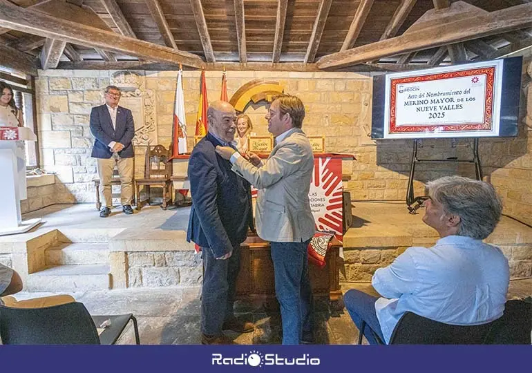 Antonio Resines recibe la distinci&oacute;n como Merino Mayor 2025 del alcalde de Reoc&iacute;n, Pablo Diestro.