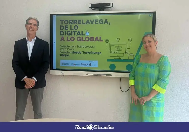 Carlos Augusto Carrasco y Cristina Garc&iacute;a Vi&ntilde;as presentan 'Torrelavega, de lo digital a lo global' | Foto: Radio Studio