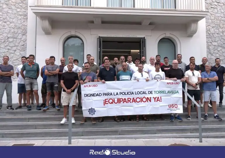 Concentraci&oacute;n de la Polic&iacute;a Local de Torrelavega antes del pleno de agosto en La Llama | Foto: Radio Studio