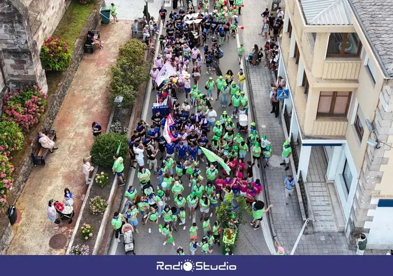 Pasacalles de las pe&ntilde;as y los pregoneros seguidos por decenas de vecinos&nbsp;| Foto: Ayuntamiento de Polanco