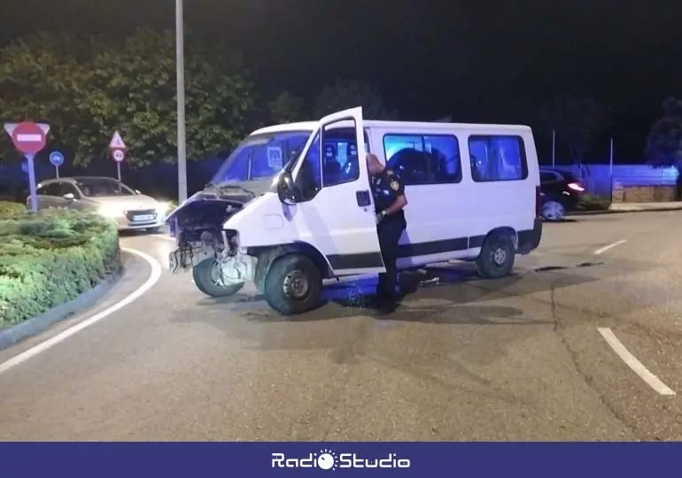 La furgoneta fue alcanzada a la altura de la rotonda de Campuzano, frente al bazar que se quem&oacute; | Foto: Radio Studio