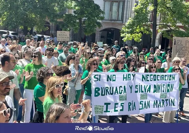 Imagen de archivo de una huelga en Torrelavega de los docentes | Foto: STEC
