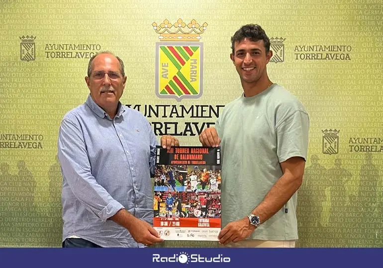 Nacho Gonz&aacute;lez, concejal de Deportes y Alfredo Abarca, directivo del club, han presentado el XIII Torneo del BM Torrelavega | Foto: Radio Studio