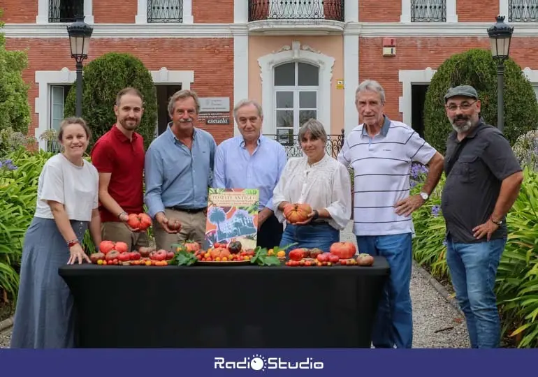 Representantes del Ayuntamiento de Polanco, de Costa Quebrada y de los organizadores en la presentaci&oacute;n de la&nbsp; Feria Nacional del Tomate Antiguo | Foto: Ayuntamiento