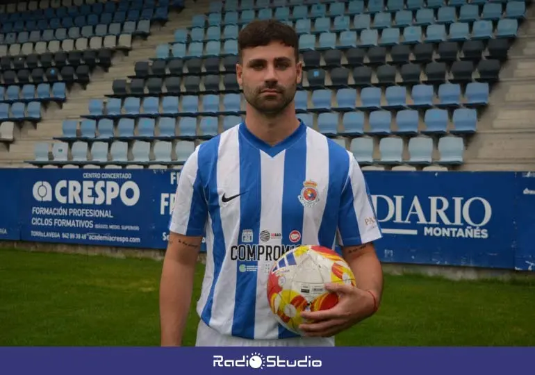 Dani Salas posa con la el&aacute;stica blanquiazul | Foto: RSGT
