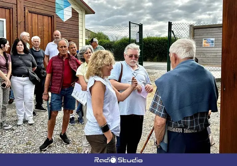 La concejala de Medio Ambiente, Patricia Portilla, junto a los usuarios de los huertos