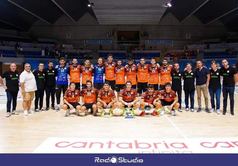 Foto de familia del BM Torrelavega en el Palacio | Foto: Diego G&oacute;mez