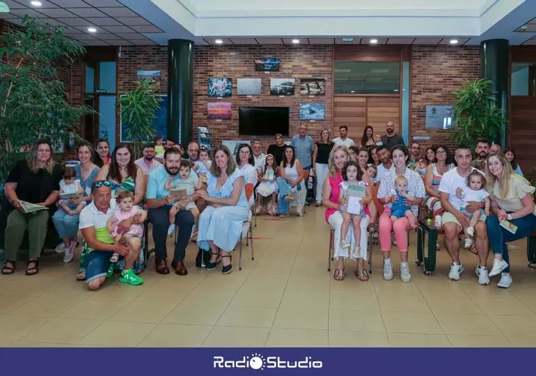 La alcaldesa junto a las familias beneficiarias de las &uacute;ltimas ayudas a la natalidad&nbsp;| Foto: Ayuntamiento