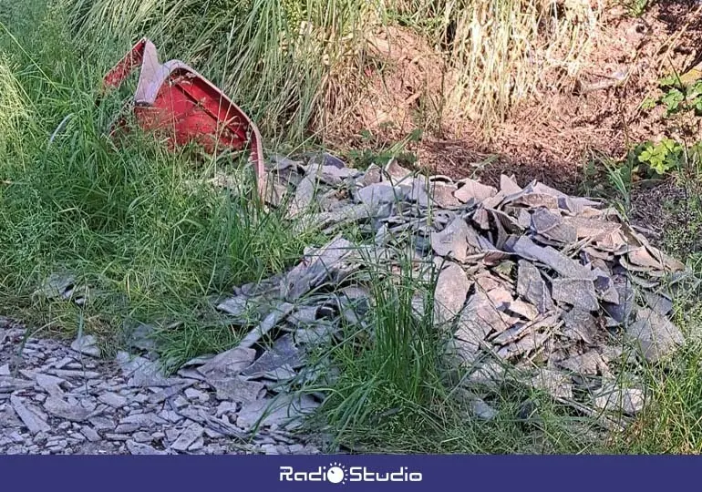 Amianto junto a la estaci&oacute;n de tren de Tanos, frente al pol&iacute;gono