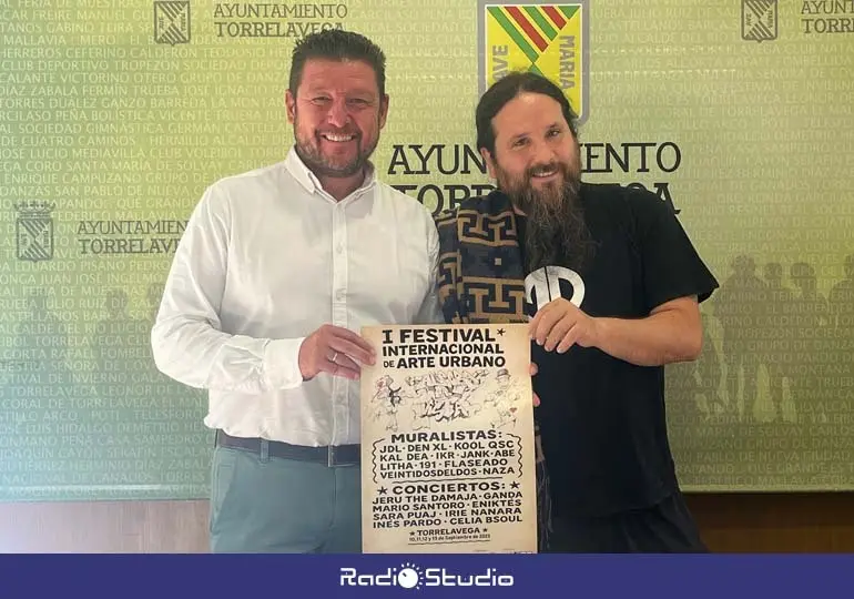 El concejal Jes&uacute;s S&aacute;nchez y Daniel Revenga, de Men's Rea, han presentado el Festival | Foto: Radio Studio