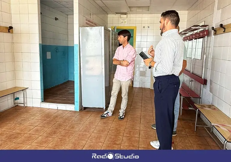 Borja Sainz Ahumada visita los vestuarios del Complejo Deportivo &Oacute;scar Freire
