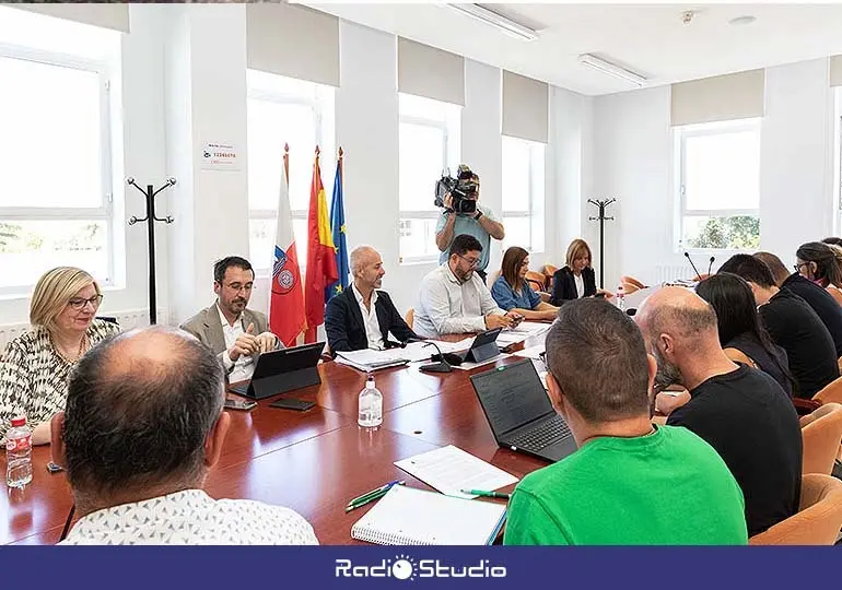 Profesores y Consejer&iacute;a siguen acuerdo salarial y se mantiene la huelga de 13 d&iacute;as para empezar el curso | Foto: Gobierno
