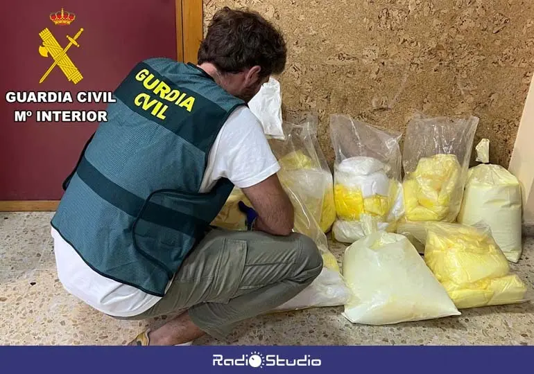 La Guardia Civil detiene a dos hombres con 80 kilos de speed en su furgoneta en Cantabria | Foto: GC