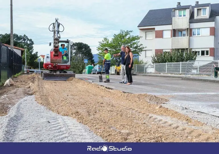 La alcaldesa y el concejal de Obras comprueban el desarrollo de los trabajos en Requejada | Foto: Ayuntamiento