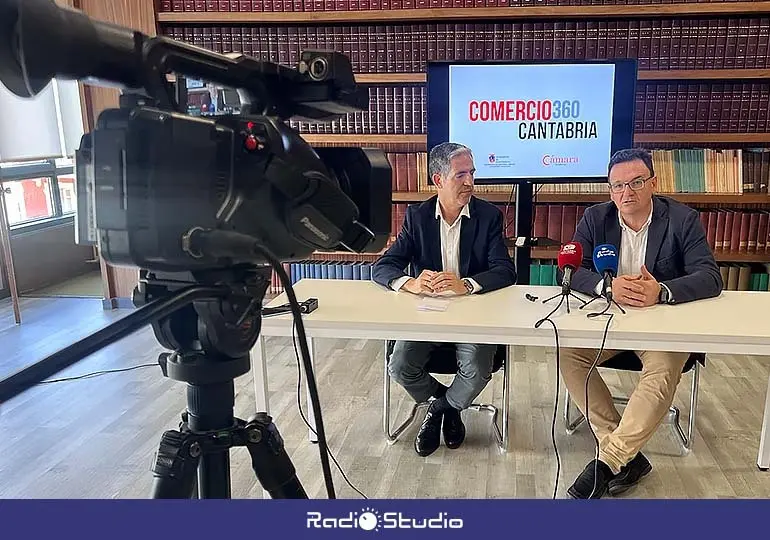 La Oficina 360 Cantabria fue presentada por el presidente de C&aacute;mara Torrelavega, Carlos Augusto Carrasco, y el director general de Comercio de Cantabria, Rosendo Ruiz.