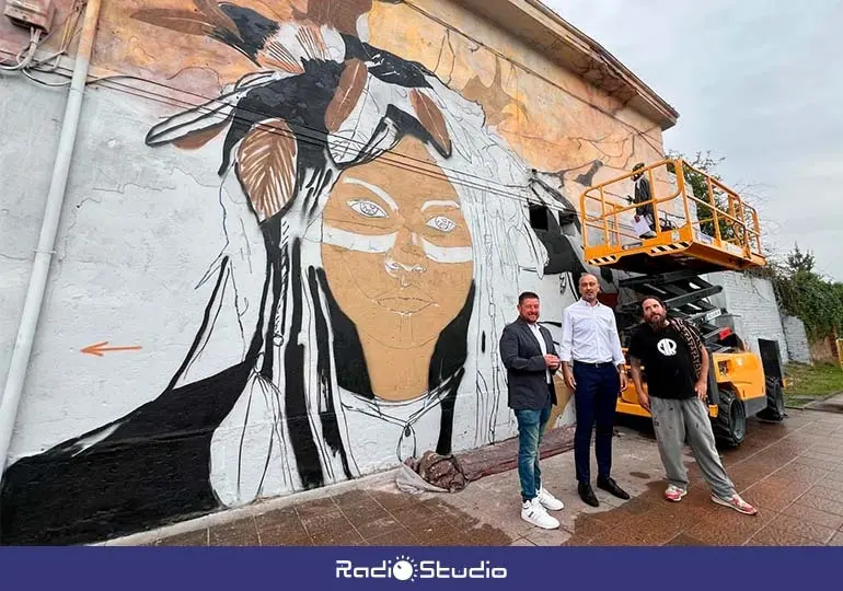 Visita de esta ma&ntilde;ana a una de las nueve fachadas de Torrelavega que se est&aacute;n decorando con arte urbano.