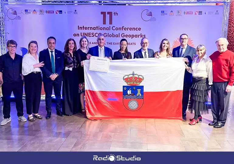 Autoridades asistentes a la entrega a Costa Quebrada de la distinci&oacute;n como geoparque mundial por parte de la UNESCO.