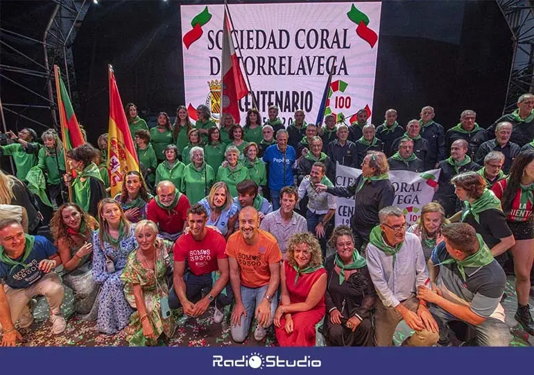 La Coral de Torrelavega dio el preg&oacute;n de las fiestas de Torrelavega.