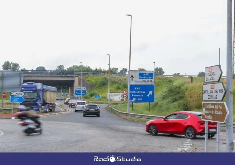 Tr&aacute;fico en el acceso a la autov&iacute;a A-67 desde la antigua carretera N-611 y la subida hacia Polanco | Foto: Ayuntamiento