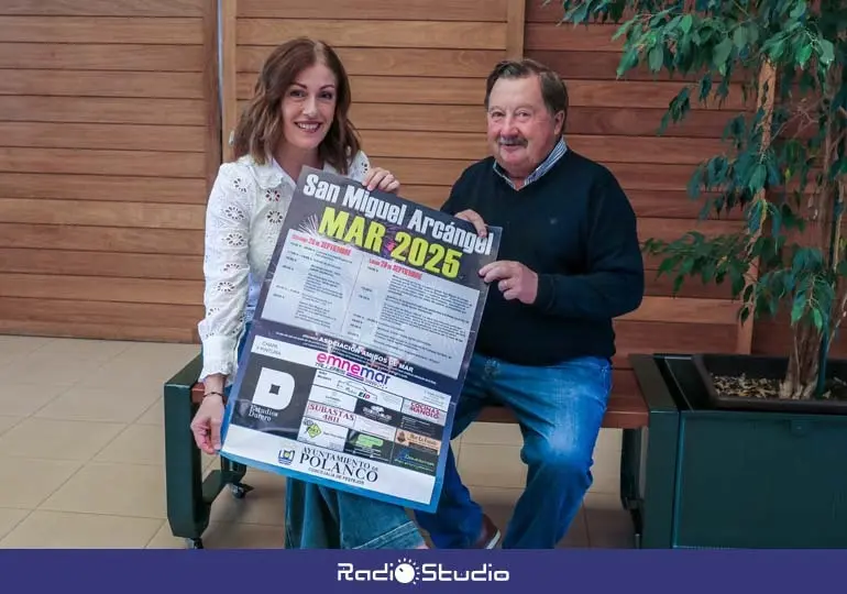 La alcaldesa, Rosa D&iacute;az, y el concejal de Festejos, Fernando Sa&ntilde;udo P&eacute;rez, muestran el cartel anunciador de las fiestas | Foto: Ayuntamiento