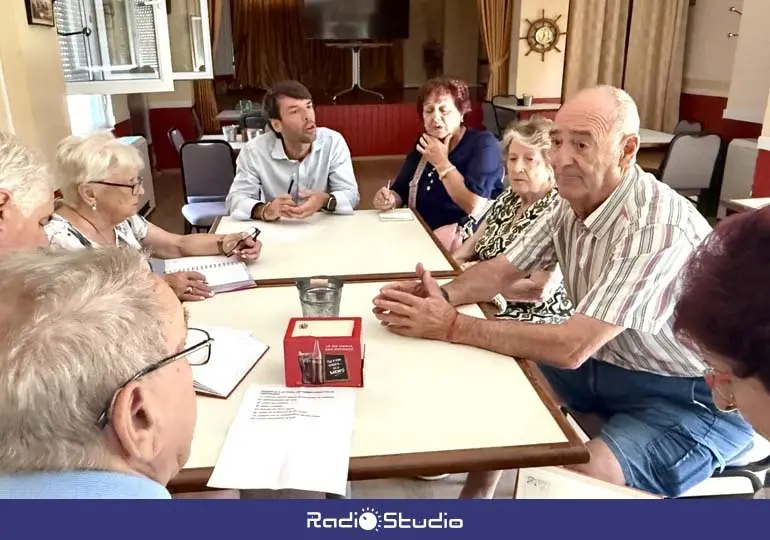 El concejal de Mayores, Borja Sainz, reunido con las asociaciones de la ciudad | Foto: Ayuntamiento de Torrelavega