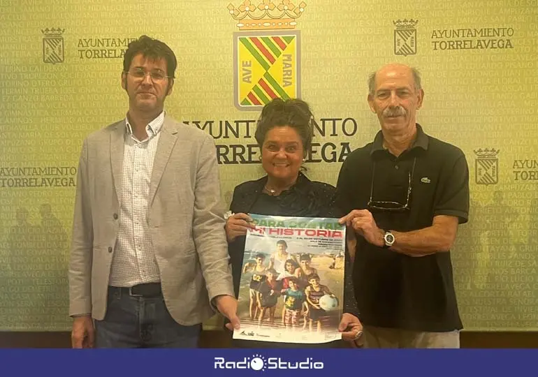 Los concejales de Cultura y Cooperaci&oacute;n para el Desarrollo: Esther V&eacute;lez y Alberto Rubio, acompa&ntilde;ados por Najaty Jabary, han presentado la exposici&oacute;n &lsquo;Para contar mi historia | Foto: Radio Studio