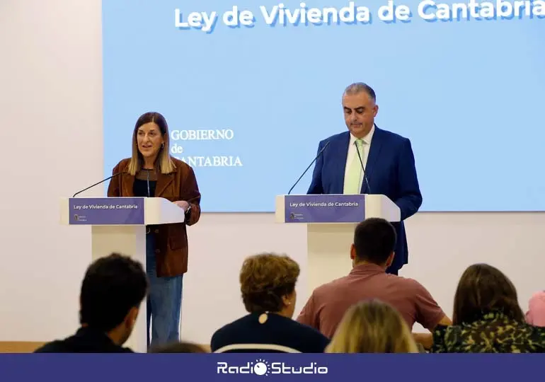 La presidenta de Cantabria, Mar&iacute;a Jos&eacute; S&aacute;enz de Buruaga, y el consejero de Vivienda, Roberto Media | Foto: Gobierno