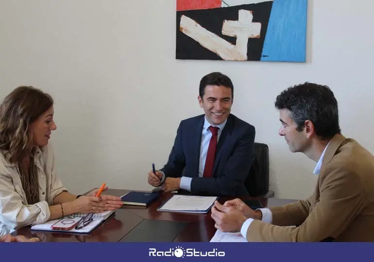 Encuentro entre el delegado del Gobierno en Cantabria, Pedro Casares; y la alcaldesa de Polanco, Rosa D&iacute;az | Foto: Delegaci&oacute;n