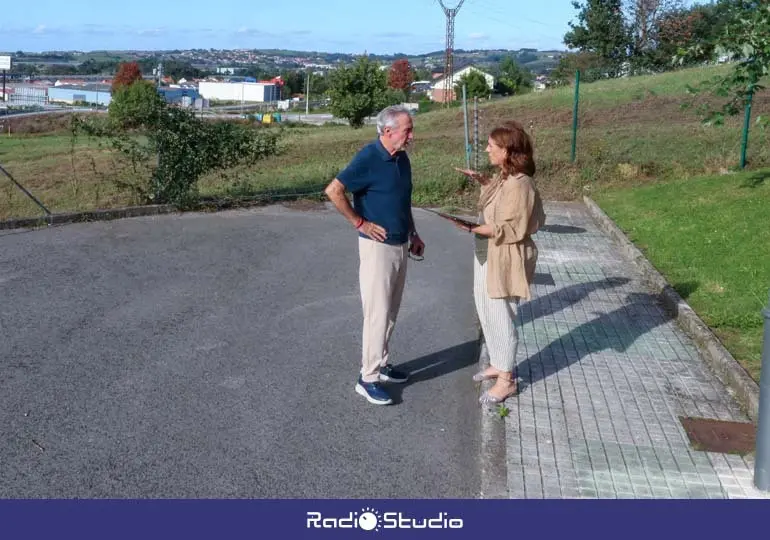La alcaldesa y el concejal de Obras, Avelino Rodriguez Muriedas, analizan los planos de la nueva carretera desde su inicio en el barrio Menocal | Foto: Ayuntamiento