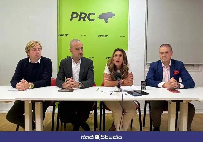 Paula Fern&aacute;ndez Via&ntilde;a compareci&oacute; ante los medios de comunicaci&oacute;n junto a los alcaldes de Torrelavega, Reoc&iacute;n y San Felices de Buelna, Javier L&oacute;pez Estrada, Pablo Diestro y Jos&eacute; Antonio Cobo