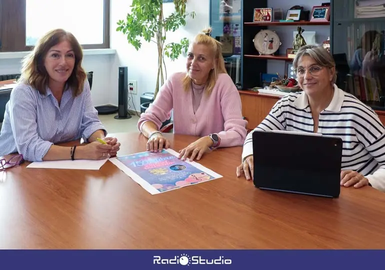 La alcaldesa, Rosa D&iacute;az, junto a la concejal Alicia Mart&iacute;nez Bustillo ultiman la organizaci&oacute;n del D&iacute;a del Recuerdo con una de las promotoras del encuentro regional | Foto: Ayuntamiento
