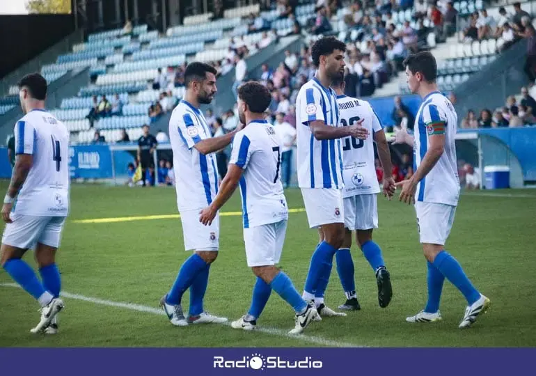 Los jugadores locales celebran el gol ante la Cultural | Foto: RSGT