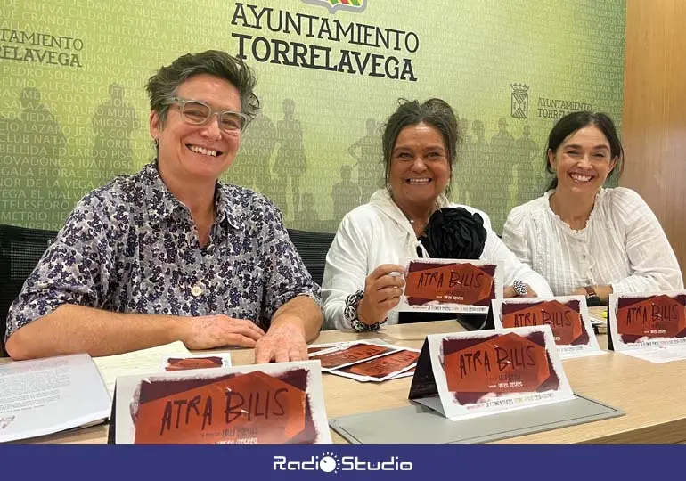 La concejala de Cultura, Esther V&eacute;lez, acompa&ntilde;ada por Bego&ntilde;a Garc&iacute;a, de Hilo Producciones, y la actriz Laura Ordu&ntilde;a | Foto: Radio Studio
