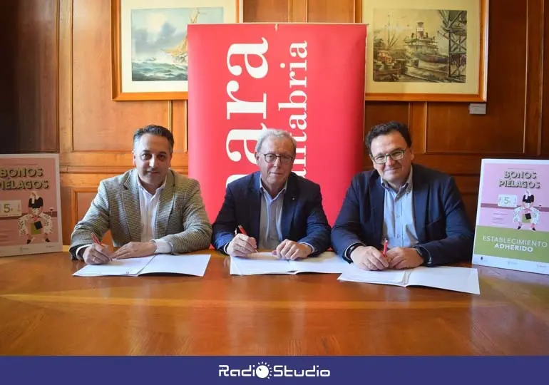 El alcalde, Carlos Caram&eacute;s, con el vicepresidente de la C&aacute;mara de Comercio de Cantabria, Miguel &Aacute;ngel Cuerno, y el director general de Comercio y Consumo, Rosendo Ruiz, en la firma del convenio | Foto: Ayuntamiento