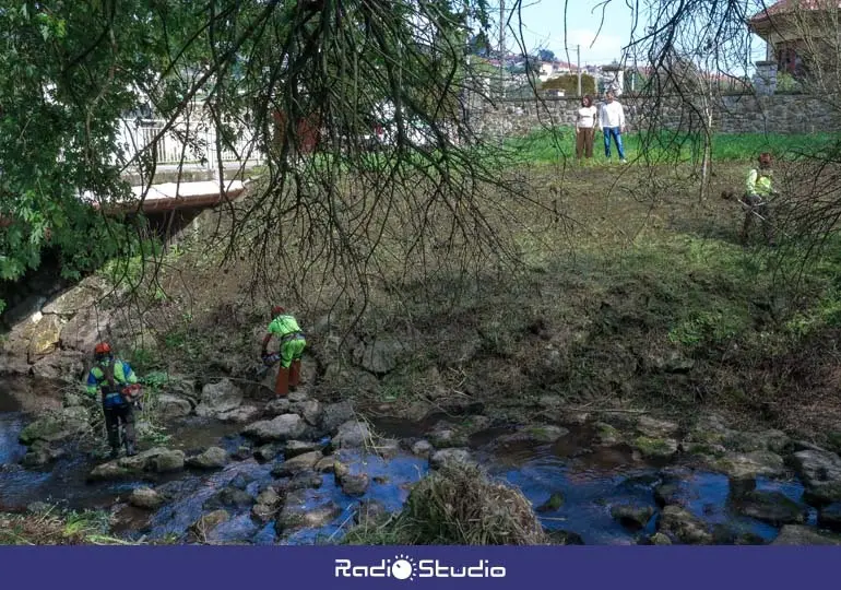 La alcaldesa, Rosa D&iacute;az, y el concejal de Protecci&oacute;n Civil, David Esteban Mier, supervisan los trabajos en el r&iacute;o Cabo&nbsp;| Foto: Ayuntamiento