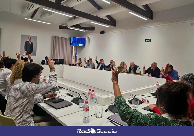 Pleno extraordinario en el que se han aprobado las tasas de Torrelavega para 2026 | Foto: Ayuntamiento