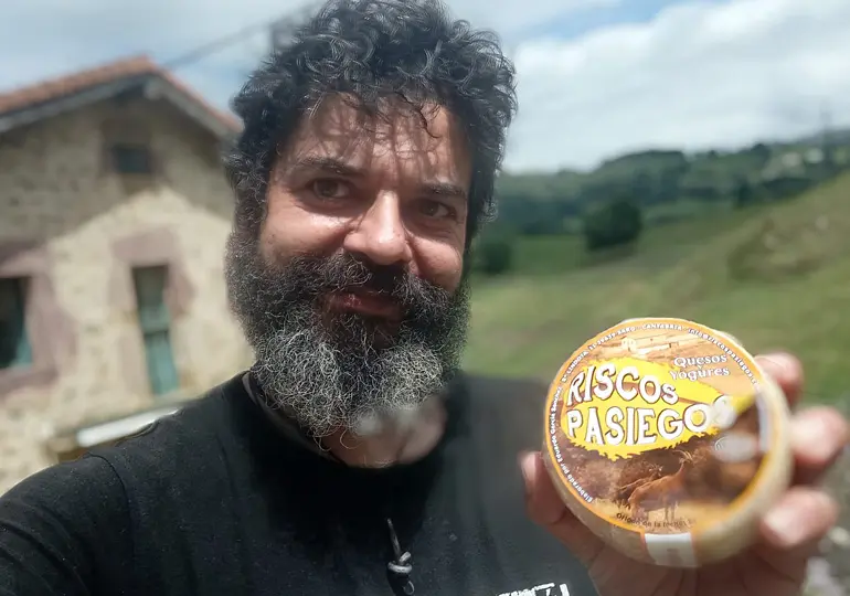 Eduardo Garc&iacute;a con uno de sus quesos