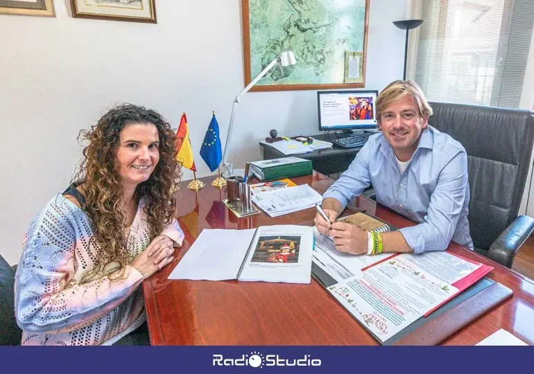 El alcalde de Reoc&iacute;n, Pablo Diestro, y la coordinadora del proyecto, Laura San Sebasti&aacute;n | Foto: Ayuntamiento