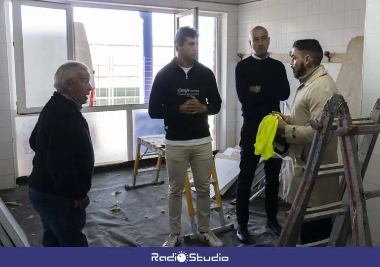 La renovaci&oacute;n de los vestuarios 2 y 3 del Complejo Deportivo &Oacute;scar Freire ya ha comenzado | Foto: Ayuntamiento