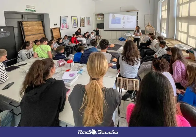 J&oacute;venes de Polanco realizando actividades formativas en la Casa Joven | Foto: Ayuntamiento