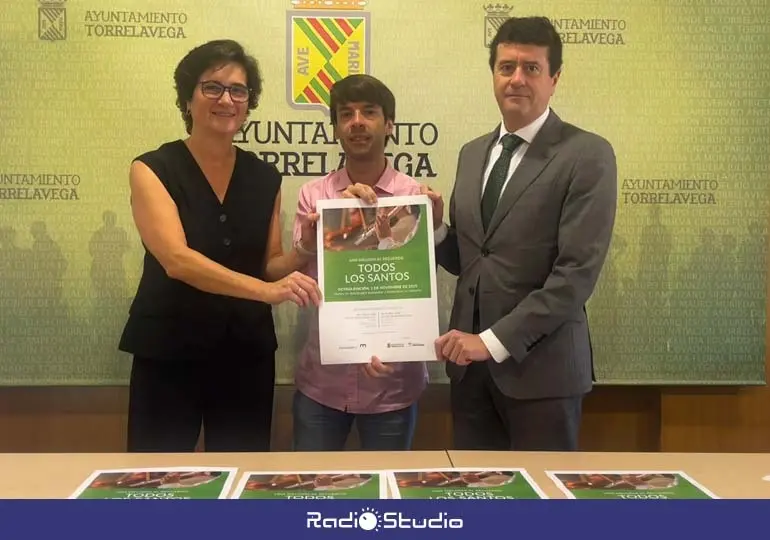 El concejal de Cementerios, Borja Sainz, acompa&ntilde;ado por Gonzalo Trugeda, de Funcantabria, y &Aacute;ngela Herrero, ha presentado la VIII edici&oacute;n | Foto: Radio Studio