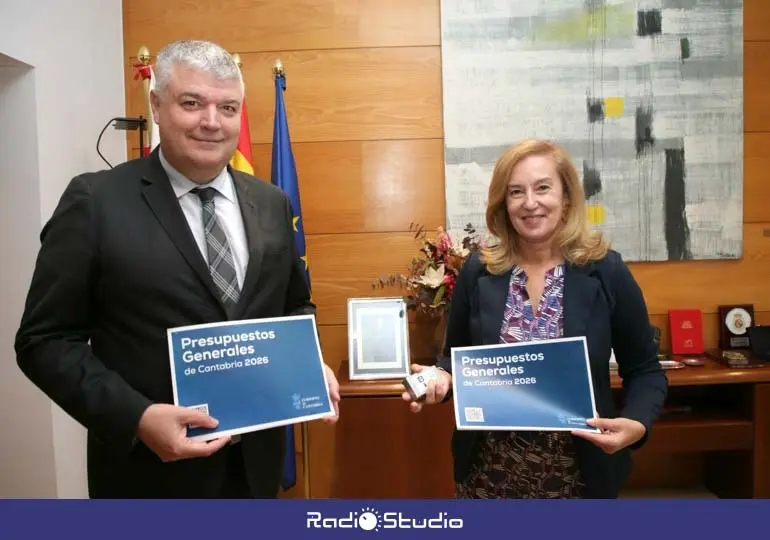El consejero de Econom&iacute;a y Hacienda con la presidenta del Parlamento, Mar&iacute;a Jos&eacute; Gonz&aacute;lez Revuelta, tras el registro de los presupuestos | Foto: Gobierno