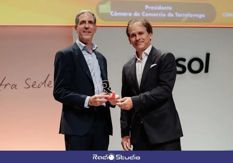El presidente de la C&aacute;mara de Comercio de Torrelavega, Carlos Augusto Carrasco, recibe el premio de mano de Carlos Azofra, CEO y fundador de Infocap | Foto: C&aacute;mara Torrelavega